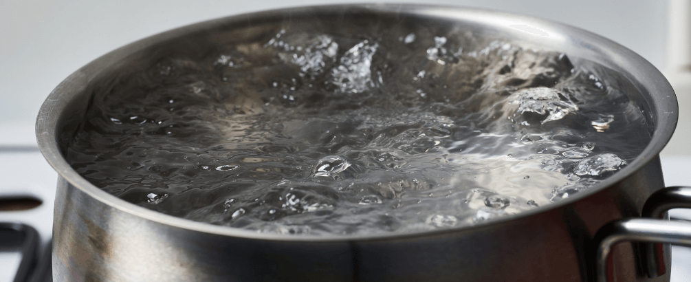 Neuere Studien haben ergeben, dass kochendes Wasser fast 90% von Mikroplastik eliminieren kann