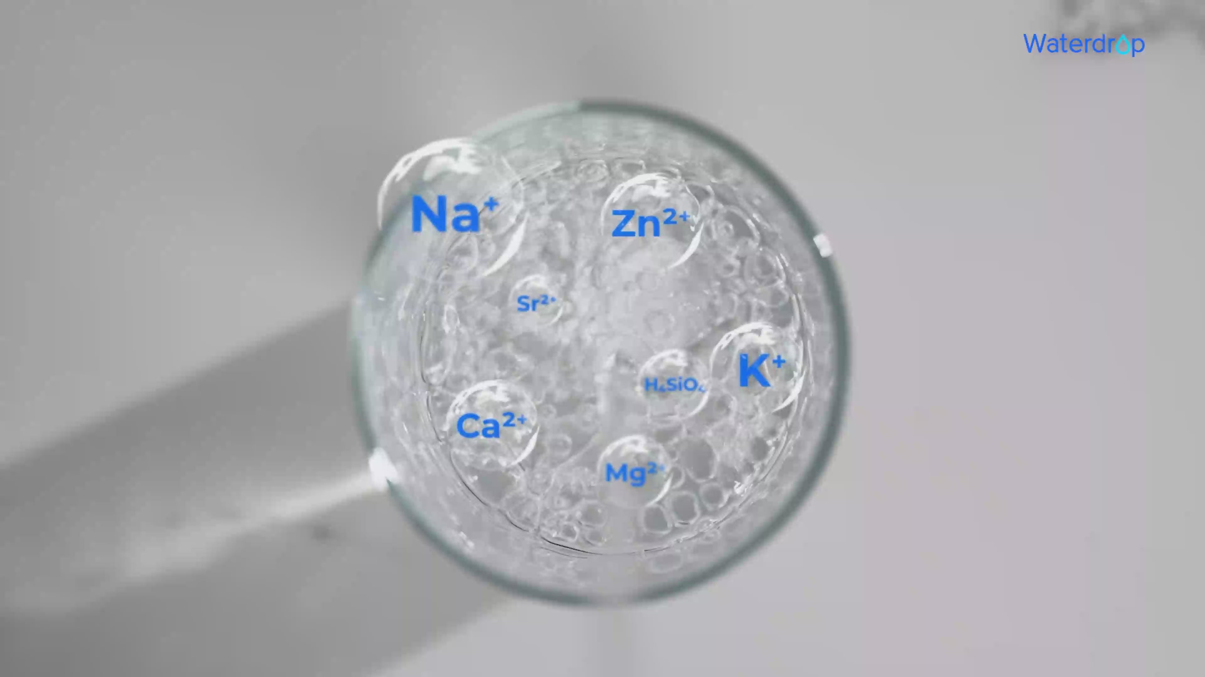 Leicht alkalisches Wasser